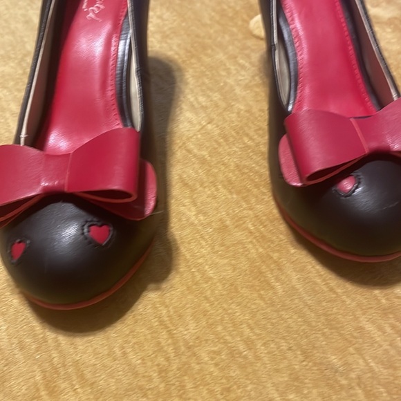 Revisited size 37 pumps with red bows and hearts - Picture 2 of 5